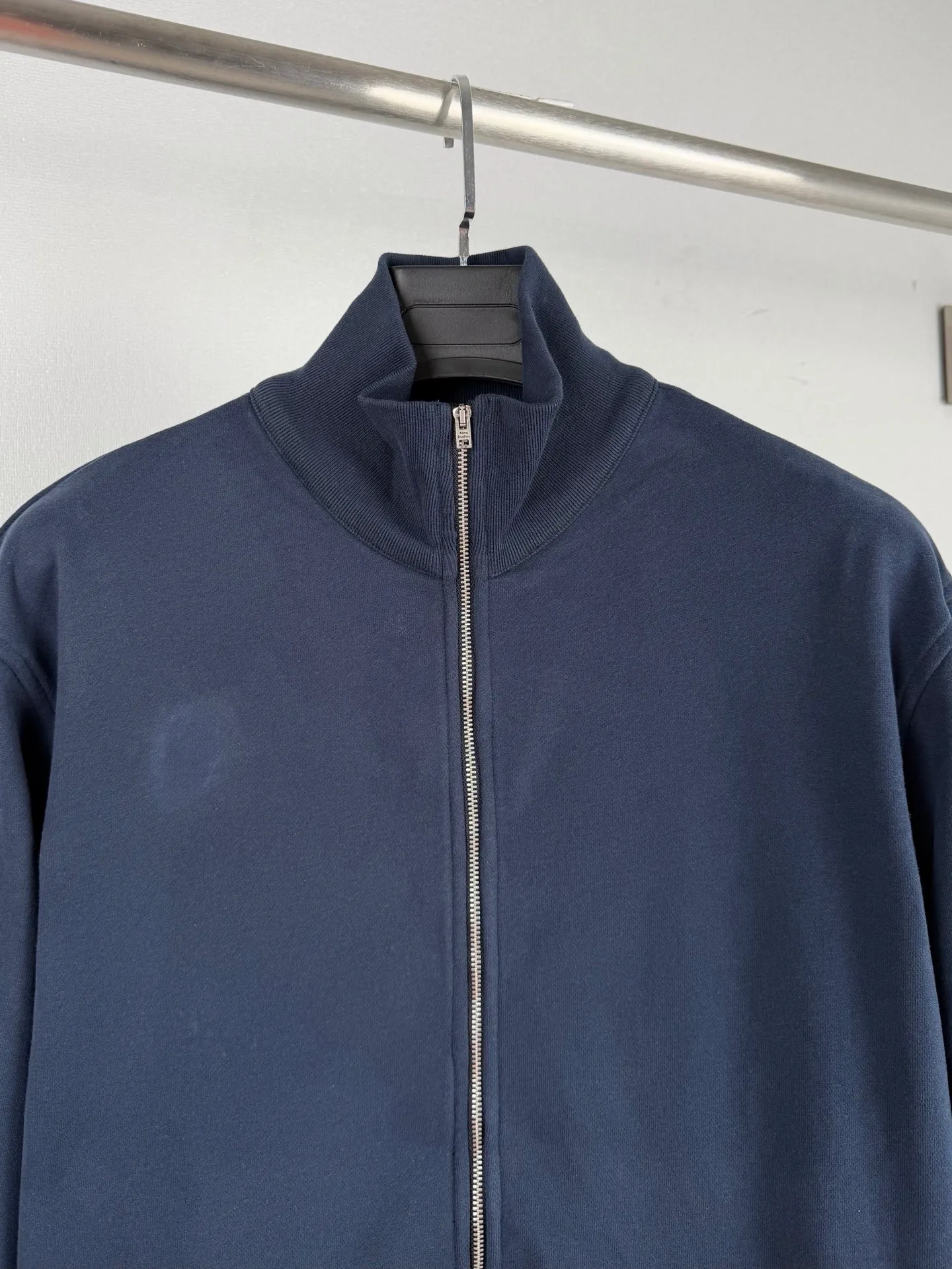 ACNE Studios embroidered logo zipper jacket. Customized cloud velvet double-ply soft cotton. Draped and crisp. The cloud is soft and skin-friendly. It is as quiet and melancholy as the deep sea mist blue. It smudges a collection-level luxury and elegance in silence. The echoing floral embroidery logo on the front and back is embroidered with fine silk thread to create the unique luxury logo totem of Acne Studios. It inherits the minimalist core of Scandinavia and integrates the edge of Retro street trend. The half-zip stand-up collar has a neat and elegant silhouette, redefining the style and aura of light luxury wear. Process 1: Using imported machine embroidery technology, using advanced computer control systems and precision mechanical components to realize the Acne Studios logo work with high precision and smooth and delicate lines. Process 2: The fabrics have been fermented and washed for better hand feel and texture. Not easy to deform, not easy to shrink, not easy to fade, and maintain long-term beauty. Accessories: Customized 1:1 Acne zipper Customized 1:1 Acne trademark Fit: Loose fit Size: S M L XL